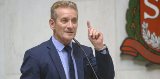 Deputados protocolam proposta para impeachment de João Dória