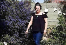 Mulher usa detector de metais em seu quintal e encontra moeda avaliada em R$17 mil