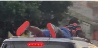 Desrespeito às leis de trânsito: Homem é flagrado em cima de carro em movimento