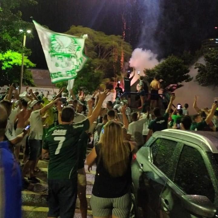 Comemoração de torcida palmeirense gera indignação nas redes sociais devido à aglomeração Comemoração de torcida palmeirense gera indignação nas redes sociais devido à aglomeração
