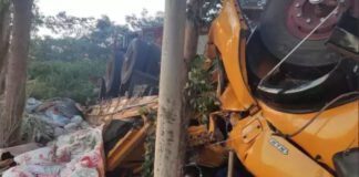 Caminhão transportando sal bovino de Presidente Prudente para o MS capota e mata duas pessoas