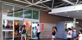 Cliente barrada em porta de shopping será indenizada