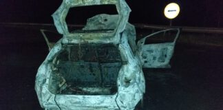 Após acidente com viatura policial carro pega fogo na SP-425