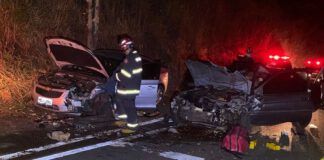 Veículos colidem de frente na Júlio Budiski