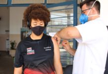 COVID-19: Jovens de 15 anos começam a ser vacinados nesta segunda