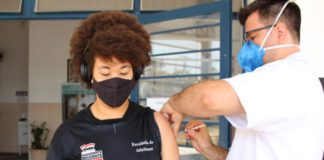 COVID-19: Jovens de 15 anos começam a ser vacinados nesta segunda