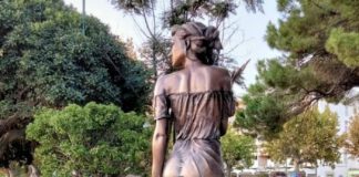 ITÁLIA: Estátua com roupas sensuais é alvo de críticas por “hiperssexualizar mulheres”