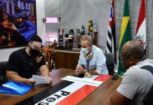 Atleta Donizete Buscatti Júnior, campeão da Copa Open Itapuí de Supino, é recepcionado por Ed Thomas