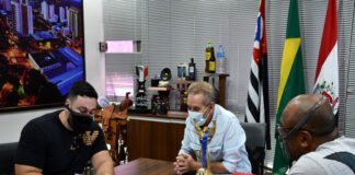 Atleta Donizete Buscatti Júnior, campeão da Copa Open Itapuí de Supino, é recepcionado por Ed Thomas