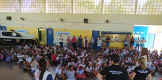 Polícia Civil faz doação de brinquedos à creche e escola de Presidente Venceslau