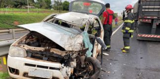 Carro entra na contramão pela Raposo Tavares e é atingido por carreta