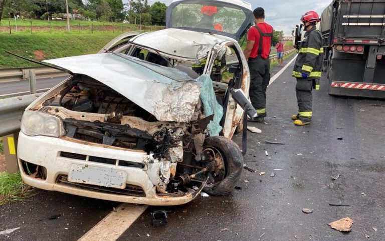 Carro entra na contramão pela Raposo Tavares e é atingido por carreta