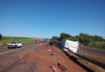 Dois ficam feridos após carreta tombar entre Regente e Rancharia