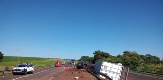 Dois ficam feridos após carreta tombar entre Regente e Rancharia