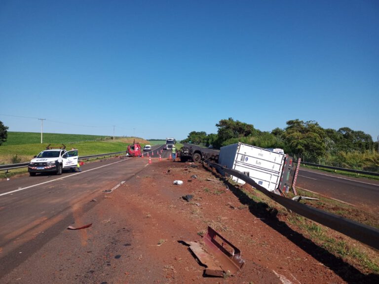 Dois ficam feridos após carreta tombar entre Regente e Rancharia