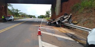 Carro cai de ponte e mulher de 44 anos morre