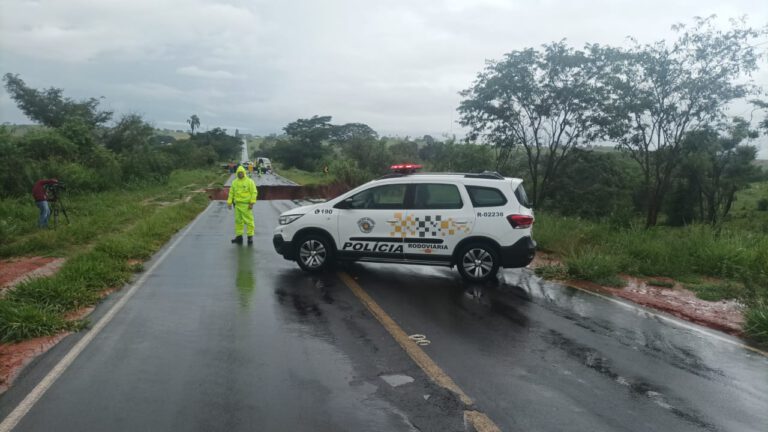 CHUVAS: Rodovia Julio Budiski rompe entre Irapuru e Presidente Prudente