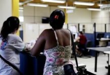 FLAGRANTE: Homem encontra mulher na delegacia e bate nela na frente de policiais