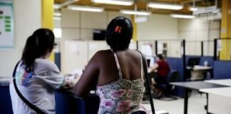 FLAGRANTE: Homem encontra mulher na delegacia e bate nela na frente de policiais