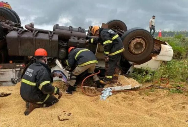 Prudentino tomba caminhão no MS e morre preso às ferragens
