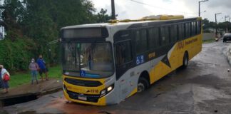 Ônibus afunda no asfalto durante forte chuva em Prudente