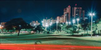 Bandidos assaltam adolescentes no Parque do Povo