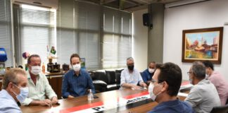 Prefeito recebe diretores de frigorífico para debater proposta de empregos