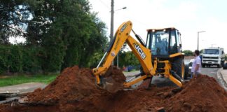 Secretaria de Obras inicia reparos na Vila Geni onde asfalto cedeu