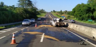 Caminhonete atinge traseira de ônibus e uma pessoa fica ferida