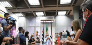 Prefeito senta com professores e diz que dará contra-proposta dia 21 de fevereiro