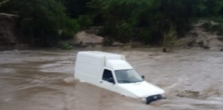 Homem fica preso dentro de carro que é arrastado pelo correnteza