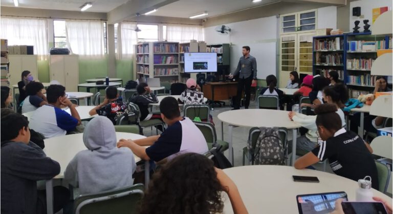 Policial Civil ministra palestra lúdica em escola de Presidente Prudente