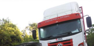 VÍDEO: Carro bate em caminhão quatro crianças e os pais morrem no ES