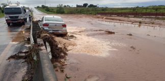 Barragem em Caiuá estoura e deixa Rodovia Raposo Tavares interditada