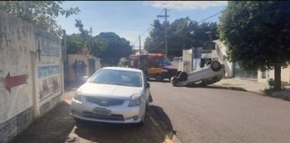 Carro atinge traseira de outro e capota na rua Coronel Albino