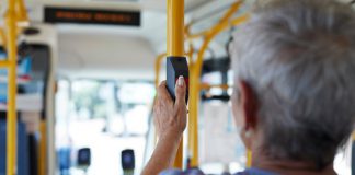 Governador Tarcísio regulamenta gratuidade no transporte público para idosos