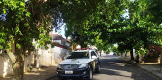 PIRAPOZINHO: Homem agarra adolescente no meio da rua e é contido por populares