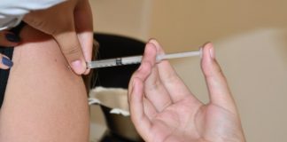 Vigilância Sanitária oferece vacinação contra meningite para jovens de 15 a 19 anos e profissionais da saúde