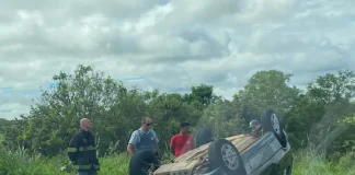 Carro capota e deixa condutor ferido na rodovia Assis Chateaubriand