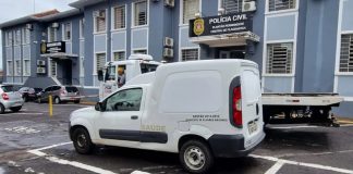 Homem rouba ambulância em Álvares Machado e bate em rotatória de Prudente