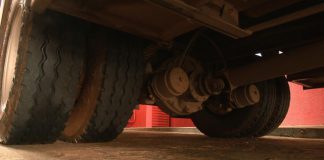 MT: Homens quase são esmagados ao tentarem transar debaixo de caminhão