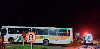 Moto atinge ônibus circular em rotatória de Presidente Epitácio