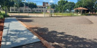 Campo do Alvorada recebe calçadas e montagem dos postes de iluminação