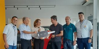 Sincomércio e Acipp realizam a entrega do carro 0 Km à ganhadora de Promoção