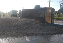 SANTA MERCEDES: Caminhão carregado com pedras tomba na SP-294