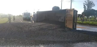 SANTA MERCEDES: Caminhão carregado com pedras tomba na SP-294