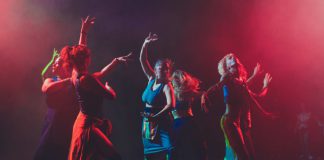 Grupo Maya-Lila apresenta o espetáculo “DESLOCALOCA” no teatro Paulo Roberto Lisboa