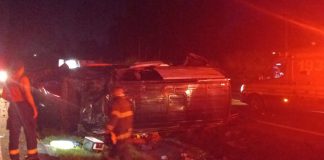 Micro-ônibus capota em Indiana e fere gravemente duas pessoas