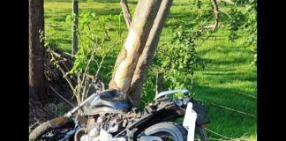 Homem e mulher morrem após moto atingir árvore em Álvares Machado