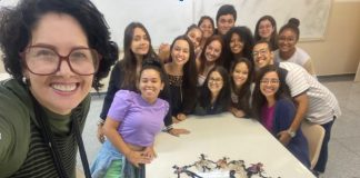 DRACENA: Alunos de Pedagogia da Fundec confeccionam bonecas Abayomi